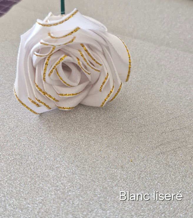 Roses éternelles en satin liseré