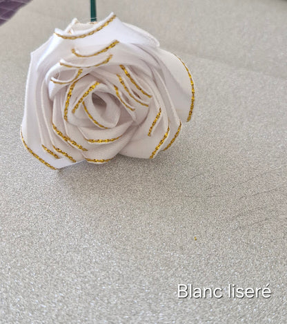 Roses éternelles en satin liseré