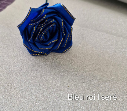 Roses éternelles en satin liseré