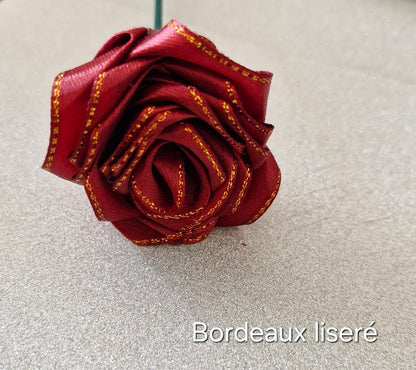 Roses éternelles en satin liseré
