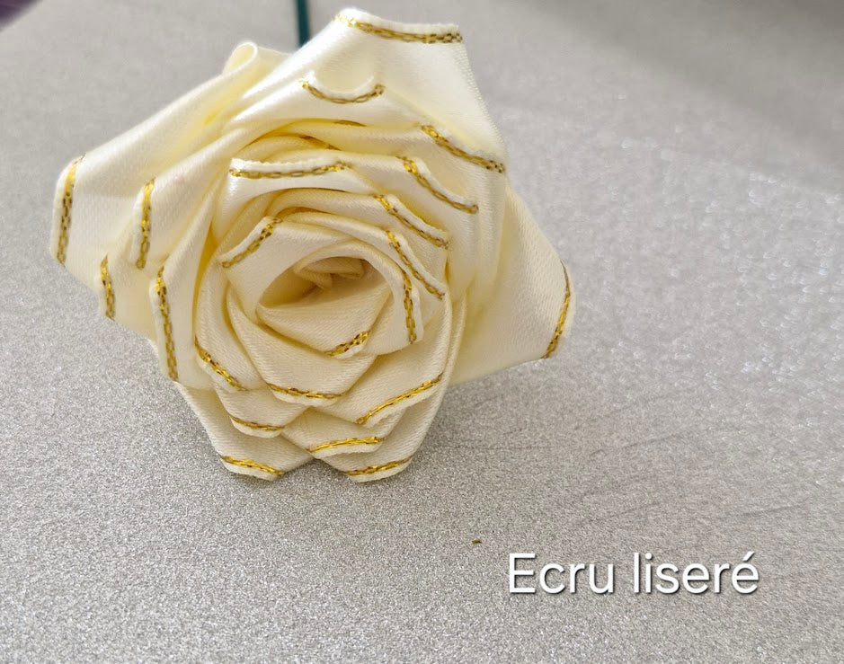 Roses éternelles en satin liseré