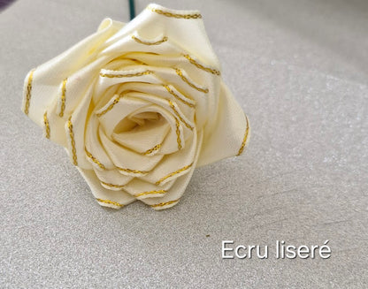 Roses éternelles en satin liseré