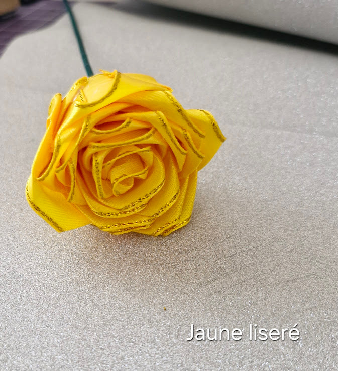 Roses éternelles en satin liseré