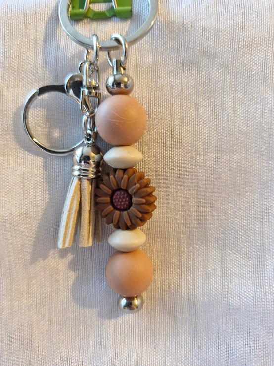 Porte clé pâquerette et feuilles