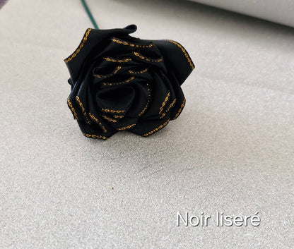 Roses éternelles en satin liseré