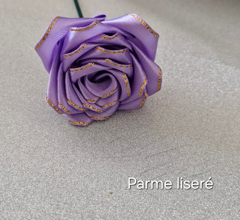 Roses éternelles en satin liseré