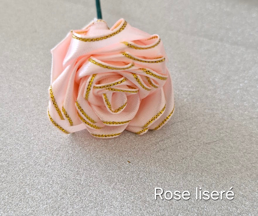 Roses éternelles en satin liseré