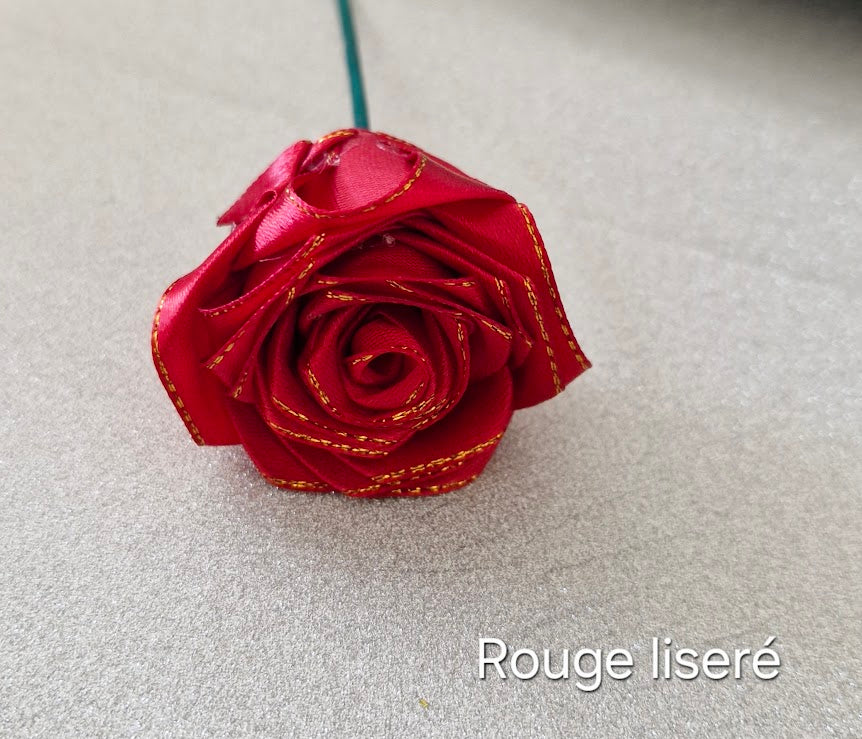 Roses éternelles en satin liseré