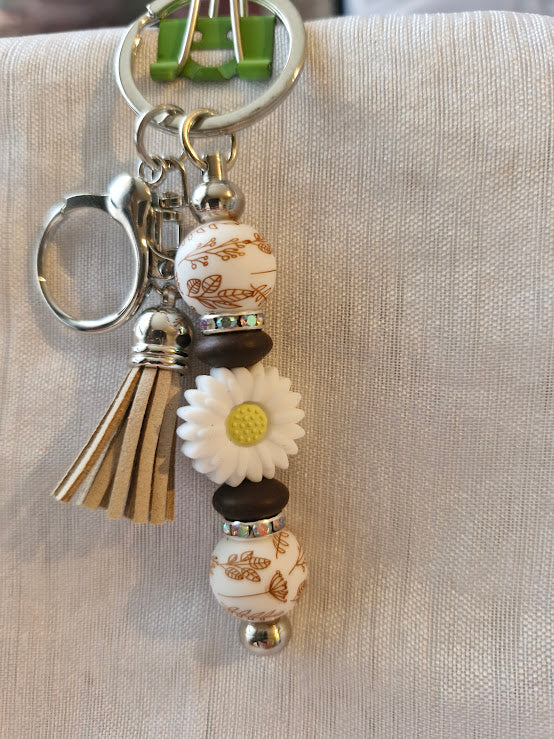 Porte clé pâquerette et feuilles