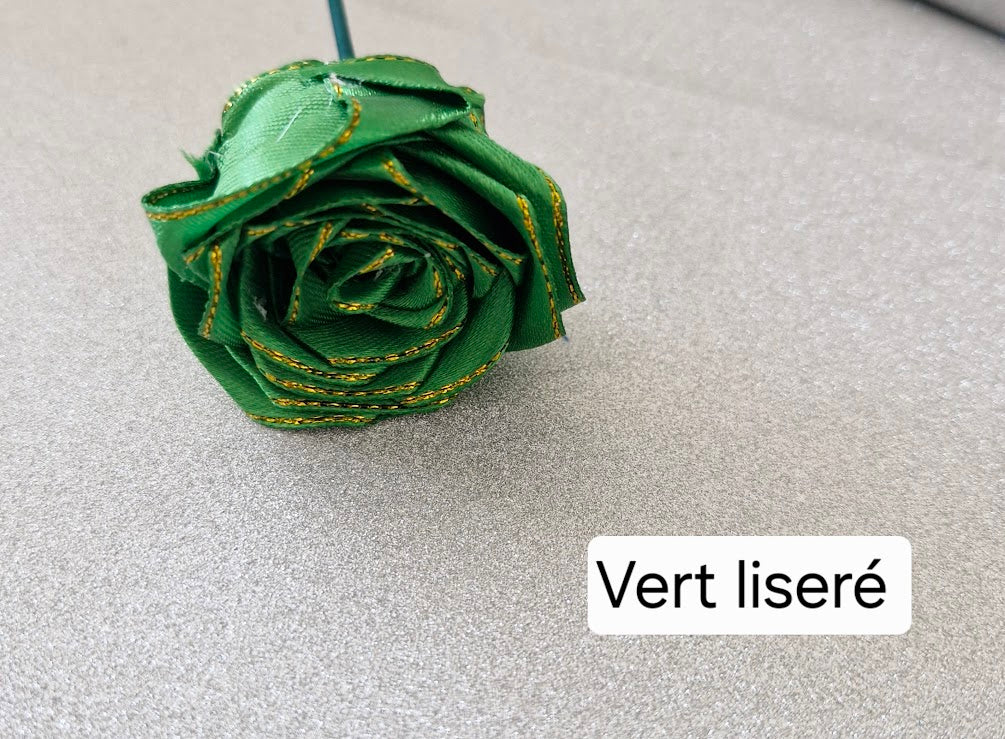 Roses éternelles en satin liseré